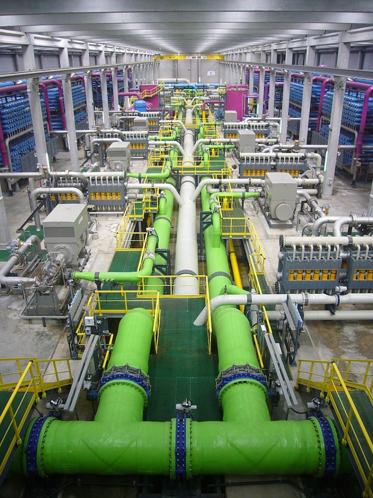 How does a desalination plant work?