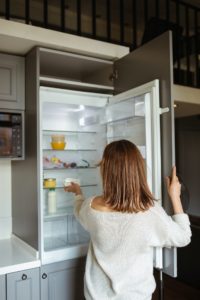 how does a refrigerator cool food?
