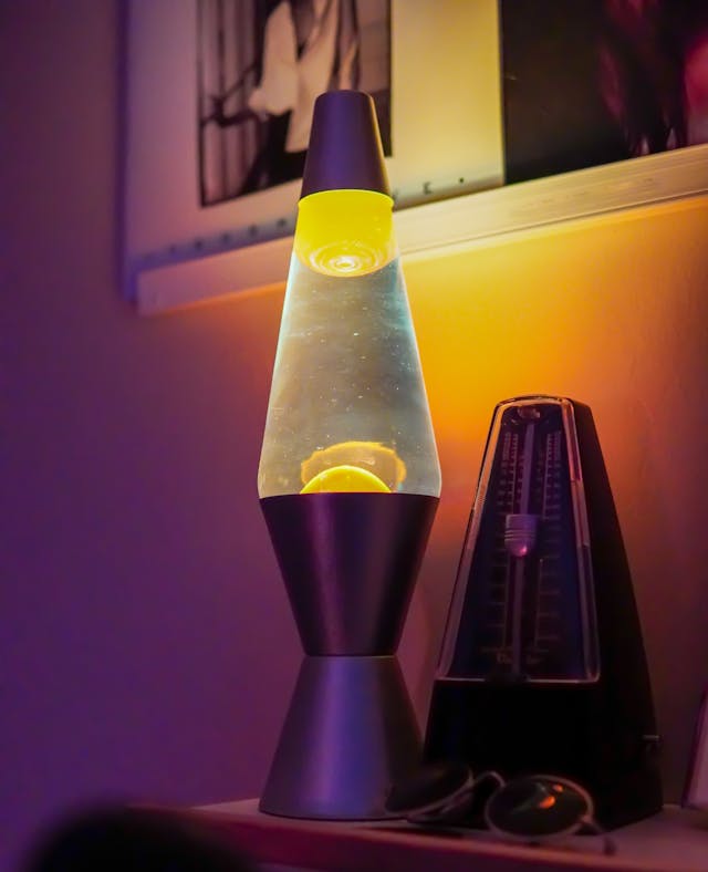 How does a lava lamp work?